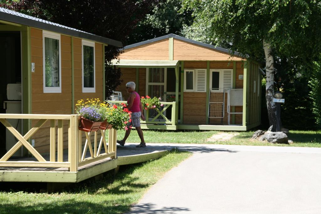 Camping Le Colporteur Hotel Le Bourg-d'Oisans Exterior photo