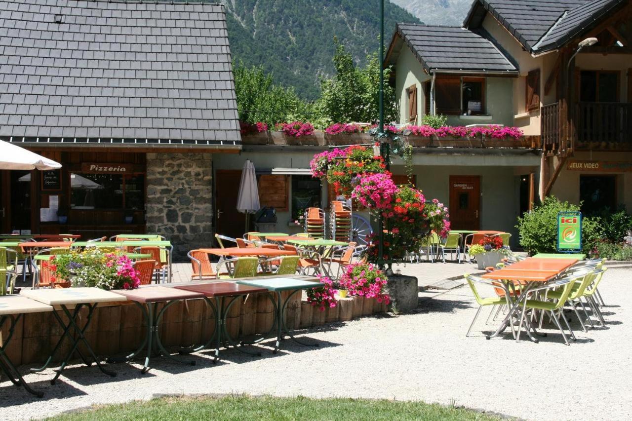Camping Le Colporteur Hotel Le Bourg-d'Oisans Exterior photo